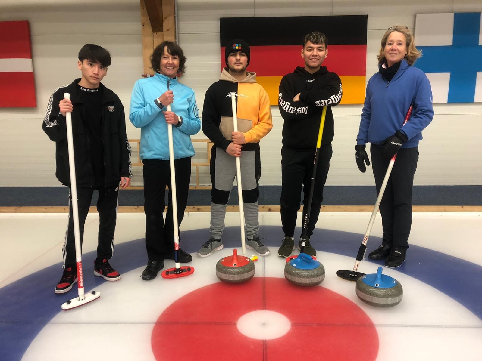 Sie kommen aus Afghanistan, Senegal, Irak und standen noch nie auf dem Eis. Jetzt sollen sie ausgerechnet Curling spielen (stern+)
